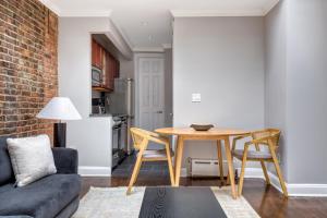 Posezení v ubytování West Village 1br w skylight wd NYC-1028