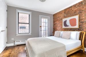 Postel nebo postele na pokoji v ubytování West Village 1br w skylight wd NYC-1028