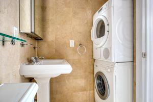 Koupelna v ubytování West Village 1br w skylight wd NYC-1028