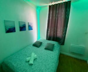 ein Schlafzimmer mit einem Bett mit zwei Kreuzen darauf in der Unterkunft La Vague Dorée - Hyper-Centre - 15 min de Rouen in Barentin