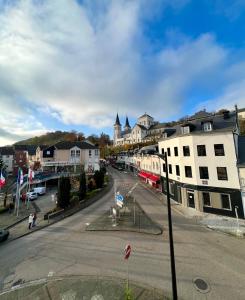 eine leere Straße in einer Kleinstadt mit Gebäuden in der Unterkunft La Vague Dorée - Hyper-Centre - 15 min de Rouen in Barentin