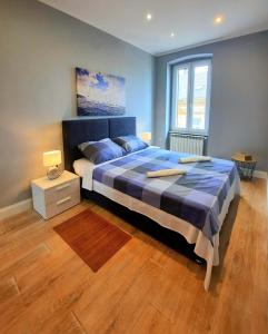1 dormitorio con 1 cama grande, paredes azules y suelo de madera. en Great Opatija, en Opatija