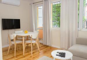 TV a/nebo společenská místnost v ubytování Varna Retreat: Cozy 2BD Flat in a Central Location