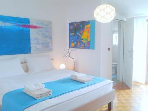 sypialnia z łóżkiem z ręcznikami w obiekcie Rooms Josipa w Rovinj