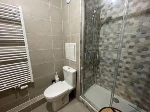 Kúpeľňa v ubytovaní Le Plessis Capitale - Appartement entier avec jardin + 26 fotografií