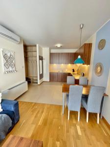 Χώρος καθιστικού στο Klimatyzowany apartament przy plaży - 2 sypialnie, basen, garaż, Villa 4 Pory Roku