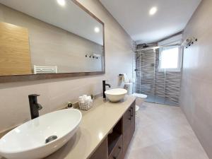 Koupelna v ubytování Apartamentos El Pozo + 37 fotografií