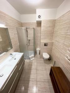 Ένα μπάνιο στο Klimatyzowany apartament przy plaży - 2 sypialnie, basen, garaż, Villa 4 Pory Roku