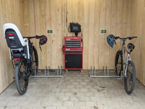 two bikes are parked next to a wooden wall at Ferienwohnung am Hardtwald in Heidenheim an der Brenz