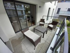 - Balcón con sillas y mesa en un edificio en Appartement 4 personnes à Arradon, en Arradon