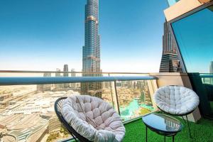 balcón con 2 sillas y vistas a la ciudad en Magnificent New 3 BR with Stunning View to Burj Khalifa & Fountain view, en Dubái