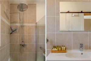 2 fotografías de un baño con ducha y lavabo en Domitia Roussillon Appartement Luberon, en Roussillon