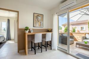 Gallery image of Domitia Roussillon Appartement Luberon in Roussillon +13 photos
