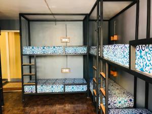 Katil dua tingkat atau katil-katil dua tingkat dalam bilik di Alobar1000 Hostel