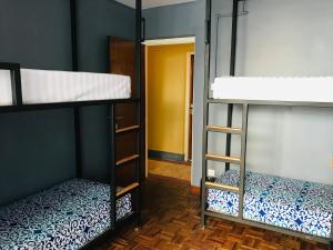 Katil dua tingkat atau katil-katil dua tingkat dalam bilik di Alobar1000 Hostel