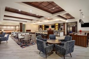 - un hall d'un hôtel avec des chaises et des tables dans l'établissement Fullerton Marriott at California State University, à Fullerton