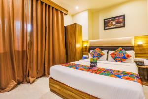 Postel nebo postele na pokoji v ubytování FabHotel Liwa International - Nr Mumbai International Airport
