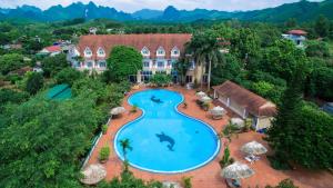 Luftaufnahme eines Resorts mit Swimmingpool in der Unterkunft VResort Kim Boi - Hoa Binh in Hòa Bình
