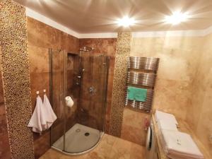 La salle de bains est pourvue d'une douche et d'un lavabo. dans l'établissement Domek wypoczynkowy Zielonka z JACUZZI, à Szczytno
