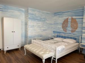 a bedroom with a bed with a painting on the wall at Poyraz Resort in Marmaraereglisi