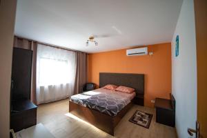 a bedroom with a bed and a window at Casa Dumitrescu in Năvodari