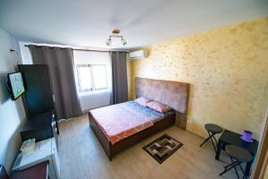 a bedroom with a bed and a table and chairs at Casa Dumitrescu in Năvodari