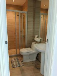 een badkamer met een toilet, een douche en een wastafel bij Gramercy Residences Sunset View Condo 1 Bedroom Flat in Manilla