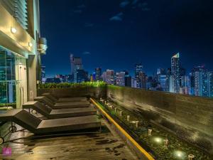 uitzicht op de skyline van de stad 's nachts bij Gramercy Residences Sunset View Condo 1 Bedroom Flat in Manilla