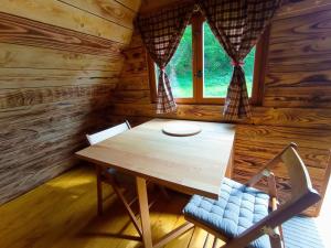 a dining room with a table and a window at Chez Tombivouac in Pierrefonds