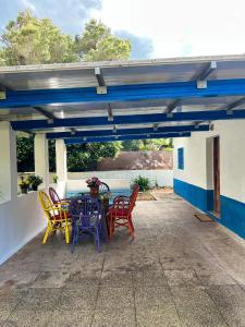 un patio con mesa y sillas bajo un techo en Sacasablava, en Cala Bona