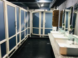 Bilik mandi di Alobar1000 Hostel