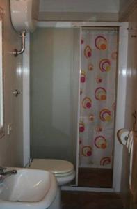 ポモンテにあるVillino Olivaのバスルーム(シャワー、トイレ、シンク付)