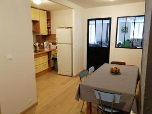 Kuchyňa alebo kuchynka v ubytovaní logement entier spacieux et confortable à 1 h de Paris