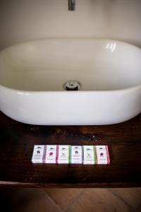 Una bañera blanca con cuatro etiquetas de precio. en Agriturismo La Pesca, en Broccostella