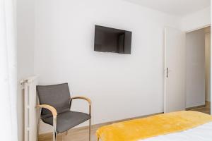 Televízia a/alebo spoločenská miestnosť v ubytovaní Private room in renovated apartment - Tram 1 min walk