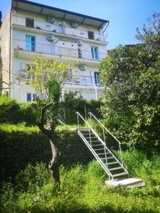 una escalera que conduce a un edificio con un árbol en Bianca´s B&B, en Isca sullo Ionio