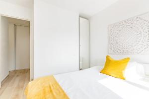 Posteľ alebo postele v izbe v ubytovaní Private room in renovated apartment - Tram 1 min walk