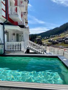 einem großen Wasserbecken vor einem Gebäude in der Unterkunft Chevalier Hotel & SPA in Bukowel