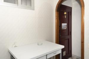 クリェラにあるMar Y Luz 5º- 24のバスルーム(白いカウンター、茶色のドア付)