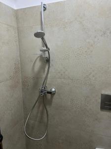 La salle de bains est pourvue d'une douche avec un pommeau de douche. dans l'établissement Room Click inn, à Gjirokastër