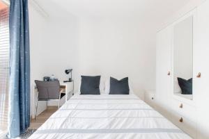 Posteľ alebo postele v izbe v ubytovaní Private room in renovated apartment - Tram 1 min walk