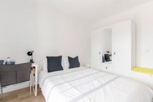 Posteľ alebo postele v izbe v ubytovaní Private room in renovated apartment - Tram 1 min walk
