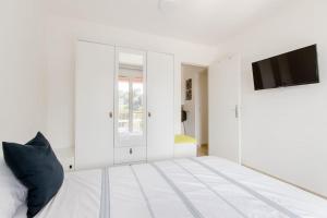 Posteľ alebo postele v izbe v ubytovaní Private room in renovated apartment - Tram 1 min walk