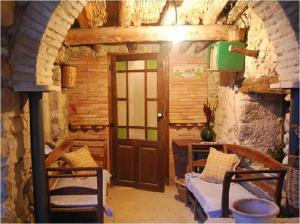 una habitación con 2 sillas y una puerta en un edificio en El Callejon De Andrese en Loarre