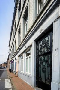 budynek z dużymi drzwiami po stronie ulicy w obiekcie Gîte La Petite Ourse w mieście Andenne