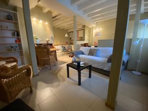 un soggiorno con divano e tavolo di Refitolería Apartamentos a Segovia