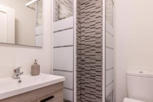 a bathroom with a sink and a shower at Apartamento. El Rincón de Cañadío in Santander