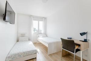 Posteľ alebo postele v izbe v ubytovaní Private room in renovated apartment - Tram 1 min walk