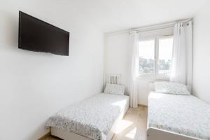 Posteľ alebo postele v izbe v ubytovaní Private room in renovated apartment - Tram 1 min walk