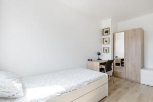 Posteľ alebo postele v izbe v ubytovaní Private room in renovated apartment - Tram 1 min walk